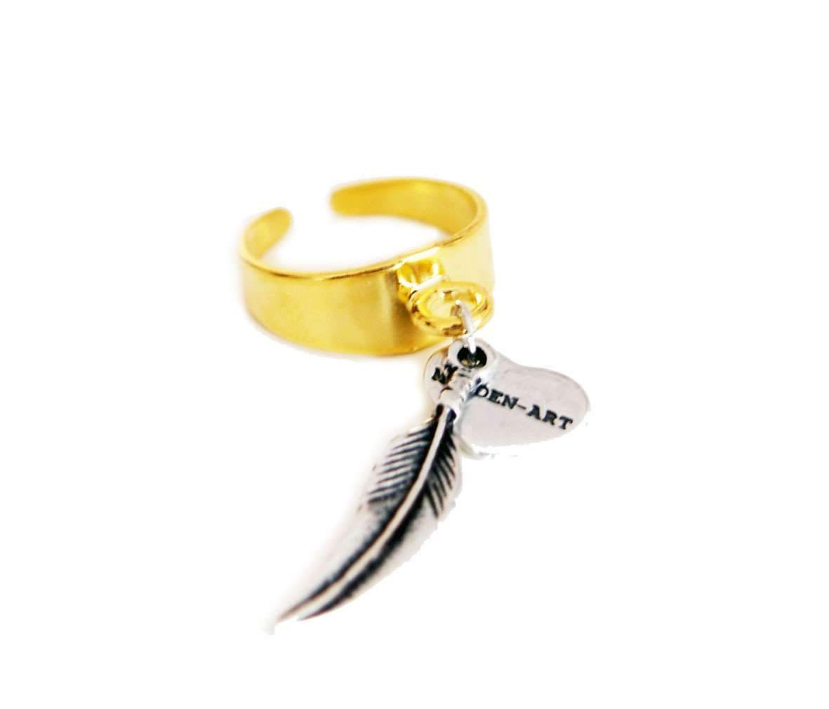 Statement ring in gold with feather charm