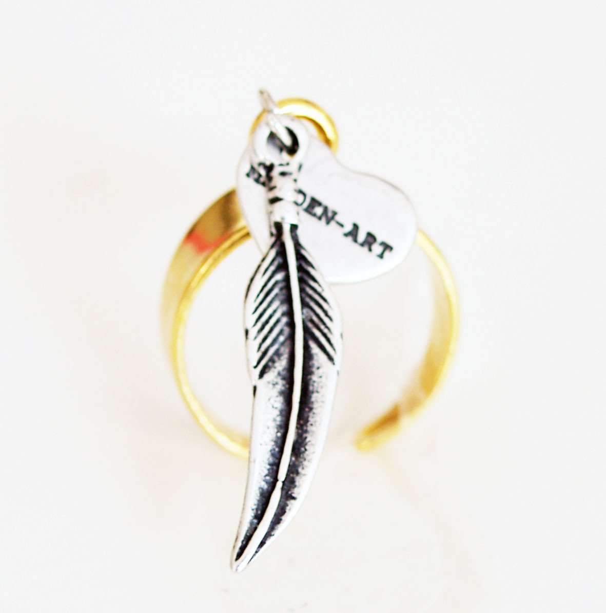 Statement ring in gold with feather charm