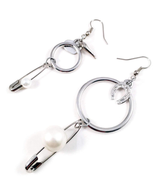 Silver safety pins and white pearls hoop earrings. Perfect for